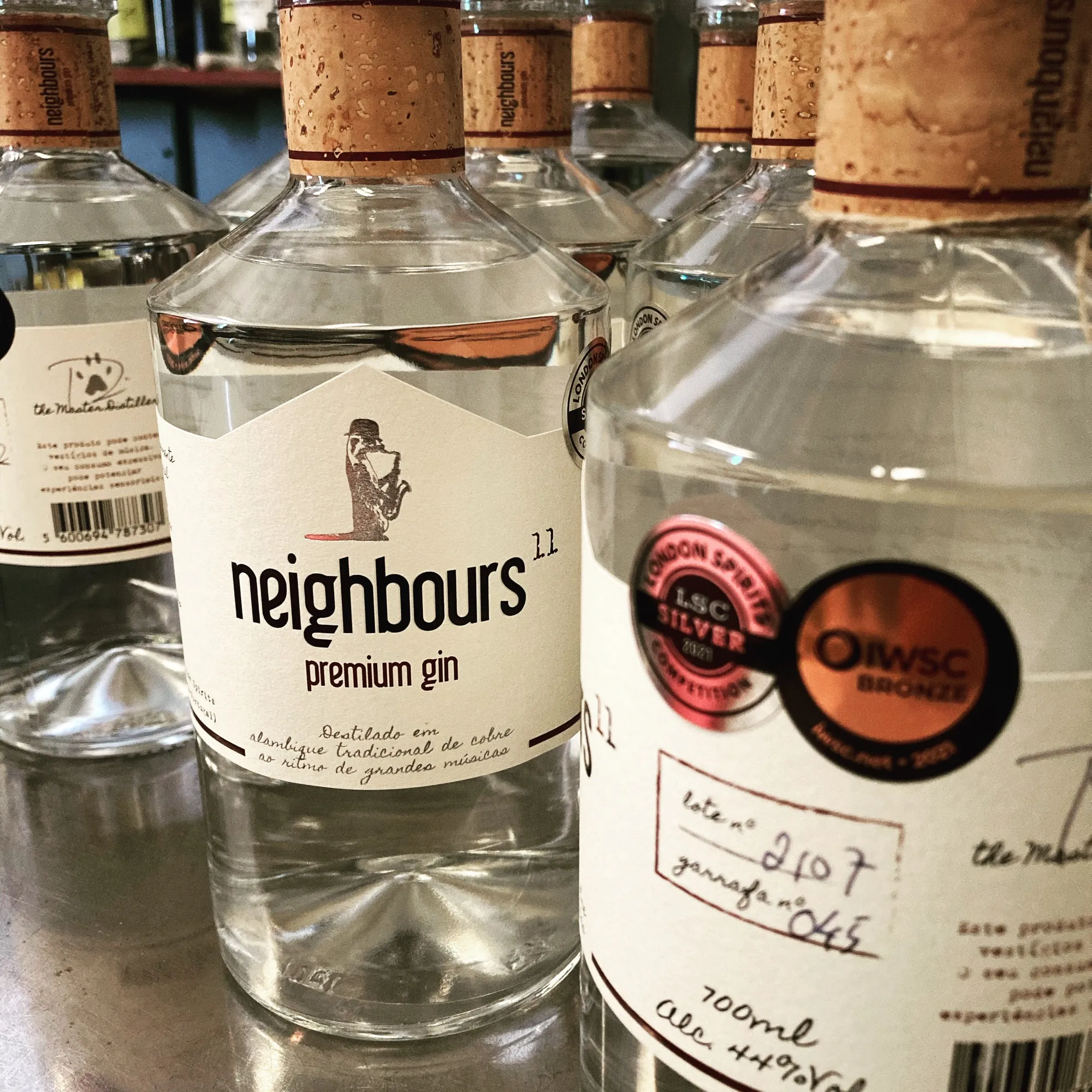 Von Hand nummerierte Flaschen Neighbours11 Premium Gin in der Destillerie.